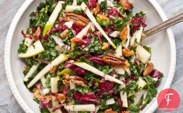 Saladas sérias: salada de couve, maçã e Pancetta