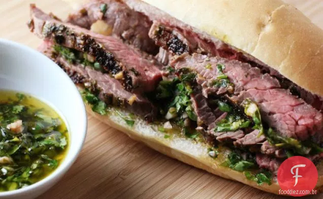 Sanduíches de bife e Chimichurri