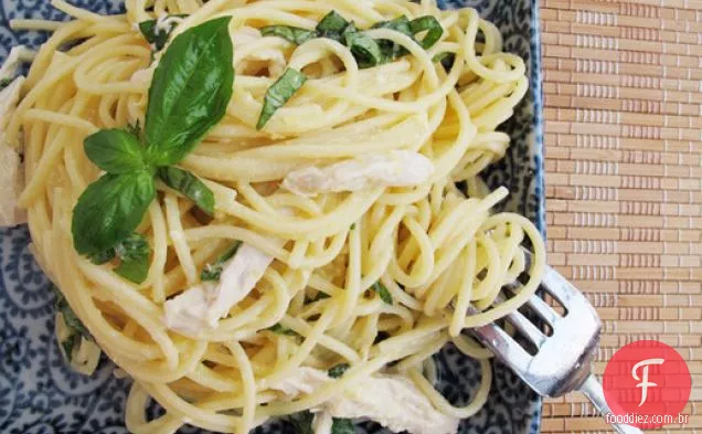 Espaguete al Limone com frango escalfado