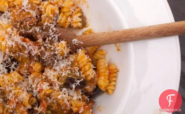 Macarrão com berinjela, Portobella e tomate