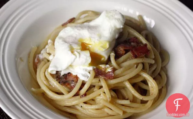 Jantar esta noite: massa apimentada Carbonara com ovo escalfado