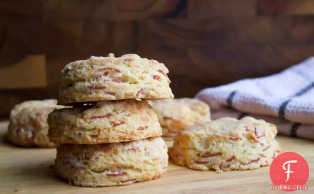 Biscoitos de presunto e Cheddar