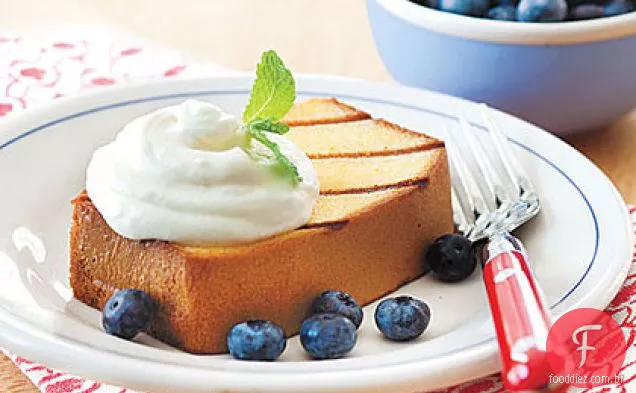 Bolo de Libra grelhado com creme de limão e mirtilos