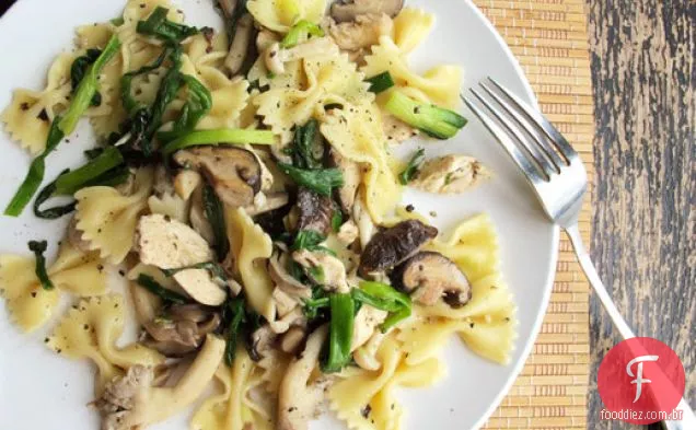 Macarrão de frango com cogumelos misturados e cebolinha