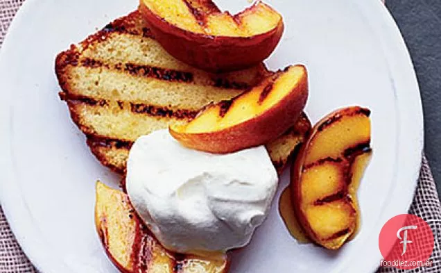 Bolo de Libra de limão grelhado com pêssegos e creme