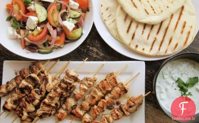 Souvlaki de frango com molho Tzatziki e salada grega