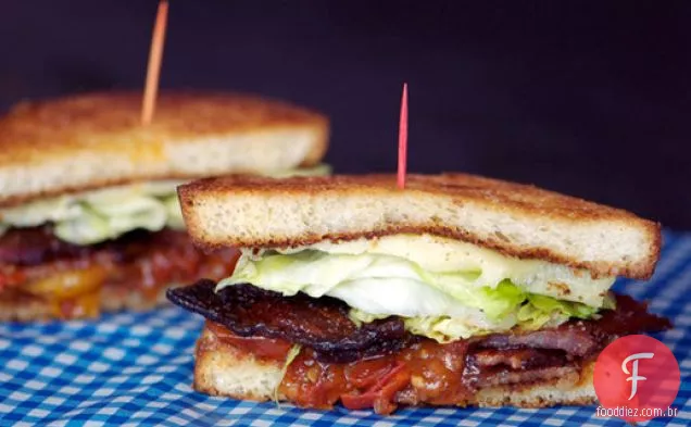 Sanduíches BLT com Bacon cristalizado, alface e geléia de tomate