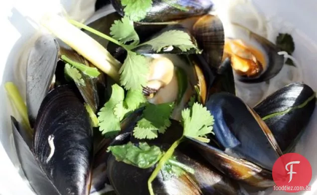 Jantar para dois: mexilhões de coco com gengibre, Capim-Limão, Pimenta e coentro em macarrão de arroz
