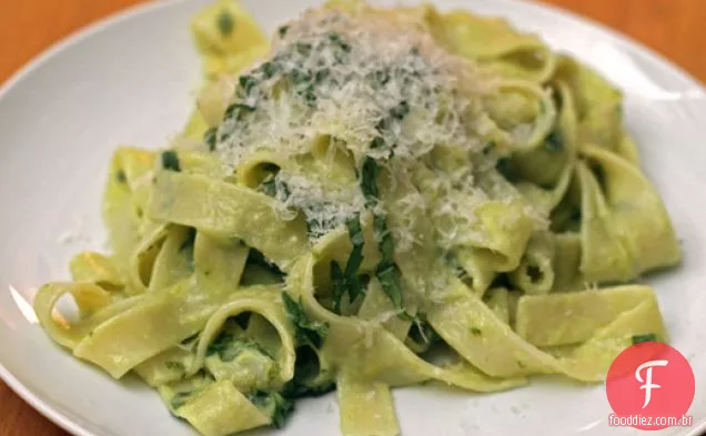 Tagliatelle com manjericão e gema de ovo