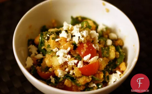 Jantar esta noite: salada de Quinoa, grão de bico e espinafre com molho de páprica defumado