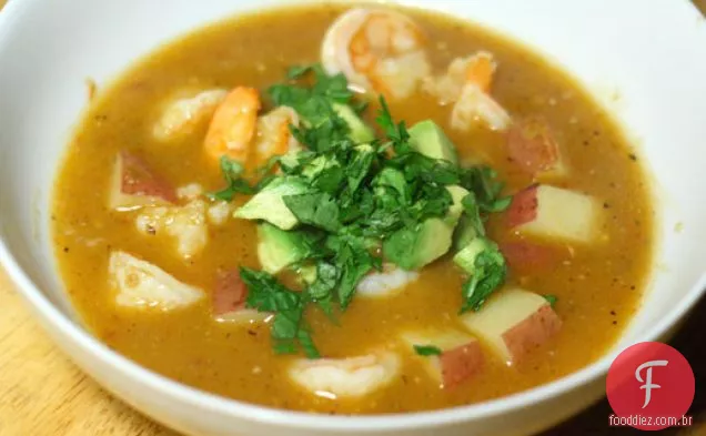 Sopa de camarão e Chipotle com tomate, Tomatillo e batata