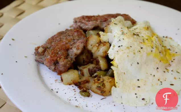 Jantar esta noite: salsicha de café da manhã, batatas fritas caseiras e ovos