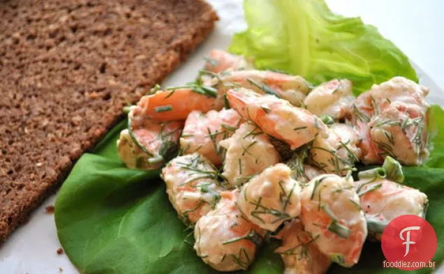 Salada de camarão com alface manteiga e pão Pumpernickel