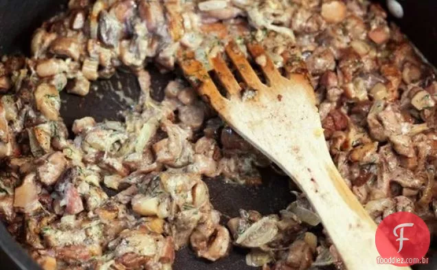 De uma casa de campo polonesa, os cogumelos selvagens cozidos duas vezes na cozinha