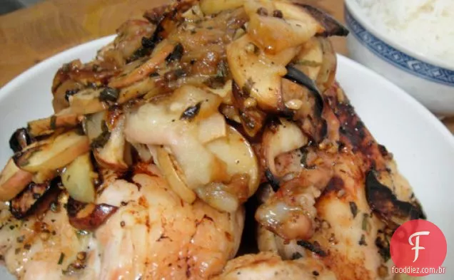 Coxas de frango assadas com maçãs, Gin e sementes de coentro