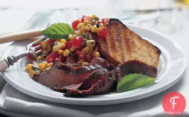 Bife de flanco com sabor de milho-tomate e Pão de alho grelhado