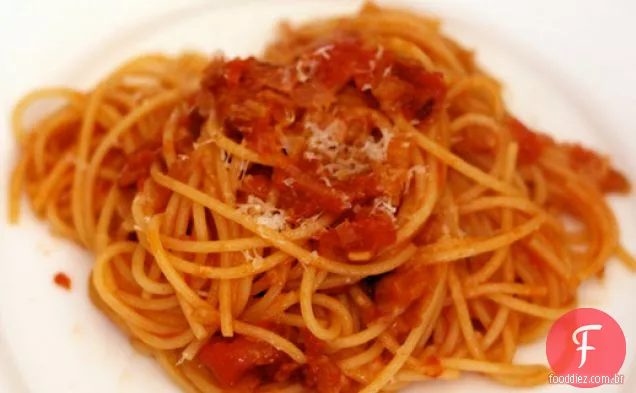 Jantar esta noite: macarrão com cebola, Bacon e tomate (macarrão All'Amatriciana)