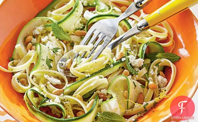 Massa fresca e abobrinha com ricota Salata