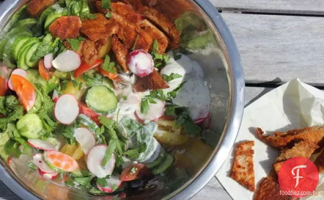 Salada Fattoush De Rabanete À Frente