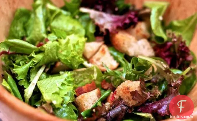 Jantar esta noite: salada Bistrô francesa com Bacon, Croutons e alho