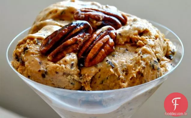 Scooped: sorvete de café irlandês com chocolate escuro raspado e nozes cristalizadas