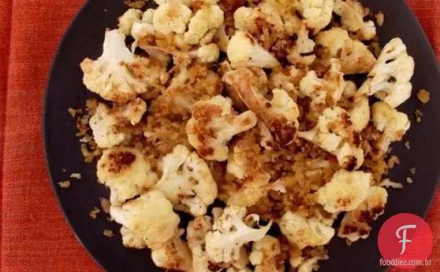 Couve-flor assada de Sam Sifton com migalhas de Pão de anchova