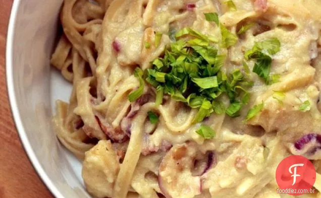 Linguine com creme de raiz de aipo, maçãs e Pancetta