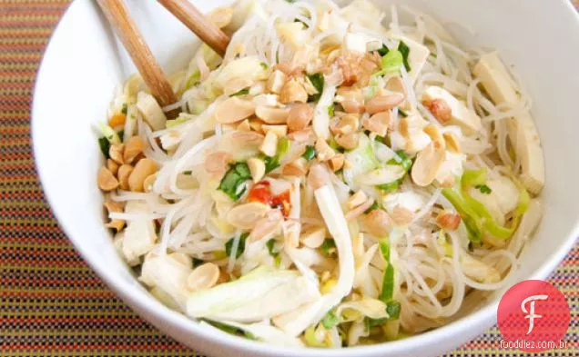 Salada de macarrão de arroz picante com repolho e Tofu