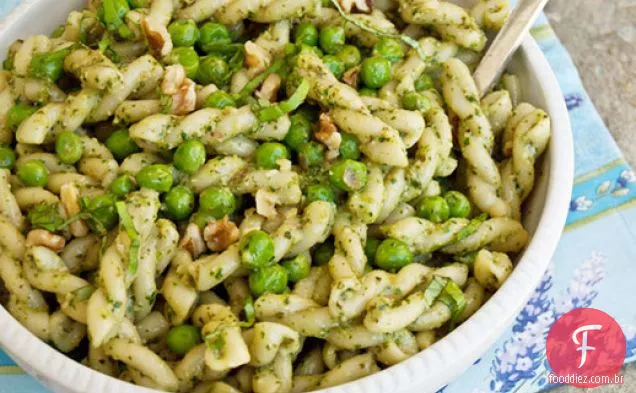 Salada de macarrão com ervilhas e Pesto