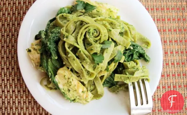 Frango com tagliatelle de espinafre e Pesto De Salsa