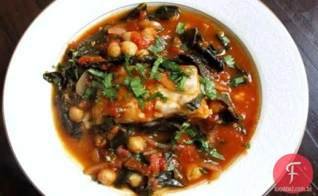 Peixe escalfado com tomate e couve-de-bico