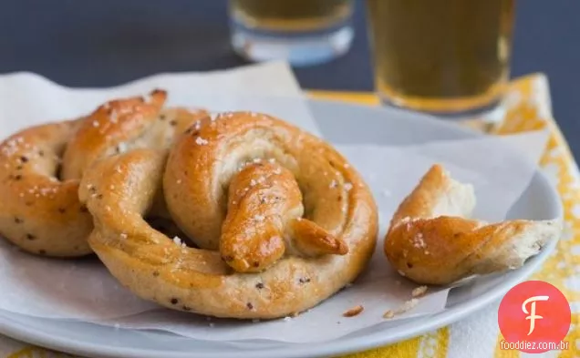 Pretzels macios de mostarda de ' salgadinhos