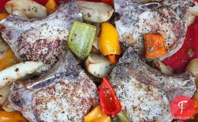 Costeletas de porco com batatas e pimentas de vinagre