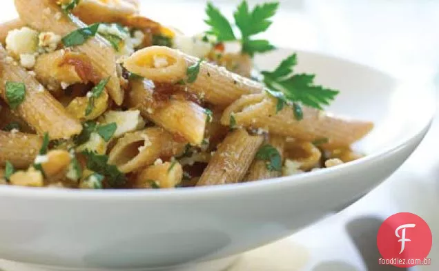 Penne de grãos inteiros com nozes, cebola caramelizada e ricota Salata