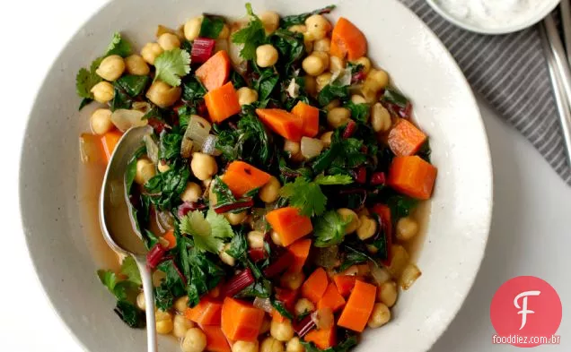Guisado de grão de bico com com especiarias com Iogurte De Hortelã