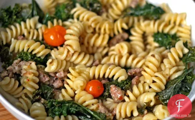 Jantar esta noite: Fusilli com salsicha, couve e tomates Sungold