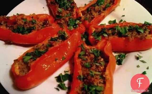 Saudável e delicioso: metades de pimenta assada com cobertura de migalhas de pão