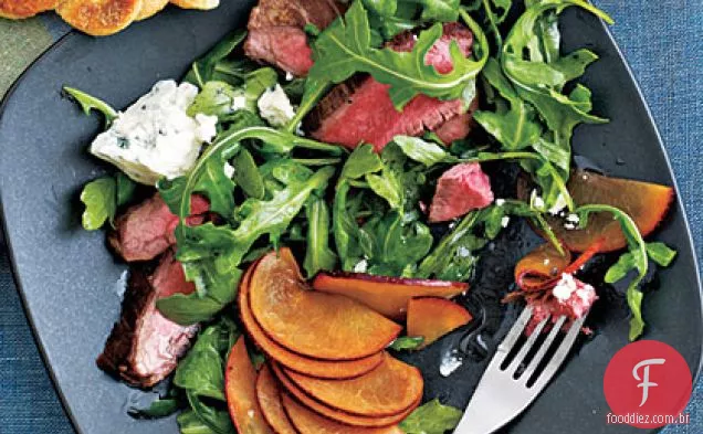 Salada de bife de flanco com ameixas e queijo azul