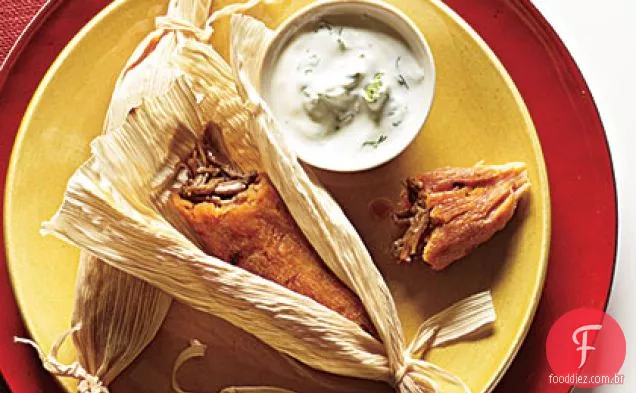 Tamales de porco Chipotle com coentro-limão Crema