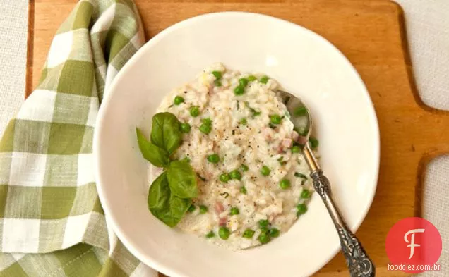 Risoto com ervilhas, presunto e queijo Fontina