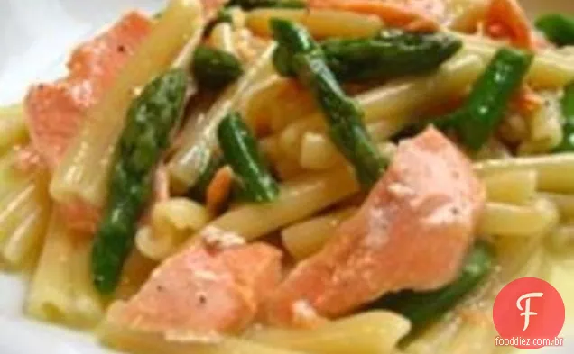 Carne Lite: salmão e espargos Casarecce