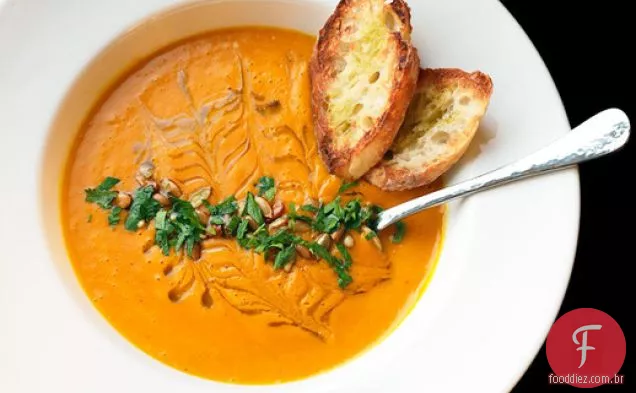 Abóbora assada e sopa de cenoura crua