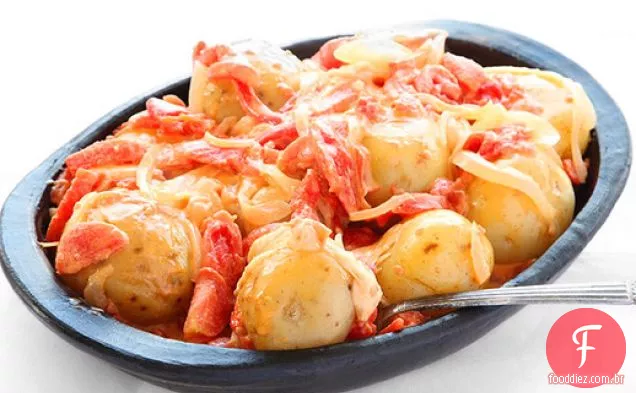 Papas Chorreadas (batatas Colombianas com queijo e molho de tomate)