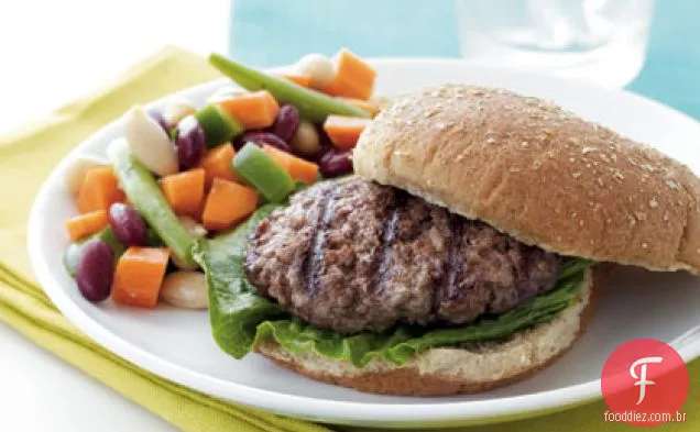 Hambúrgueres Grelhados E Salada De 3 Feijões