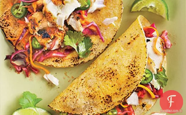 Tacos de peixe grelhado com Jalapeño - repolho Slaw