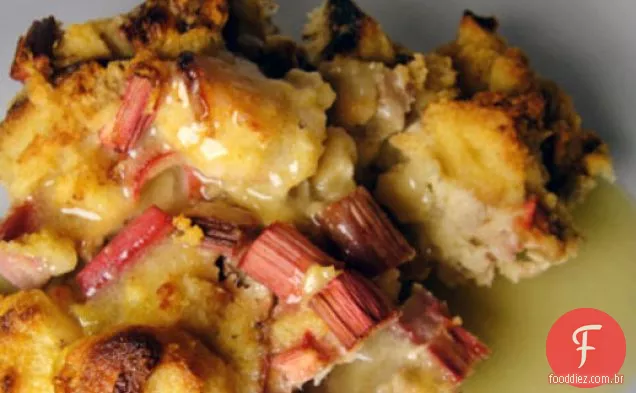 Cozinhe o livro: Pudim de Pão de ruibarbo com molho de uísque