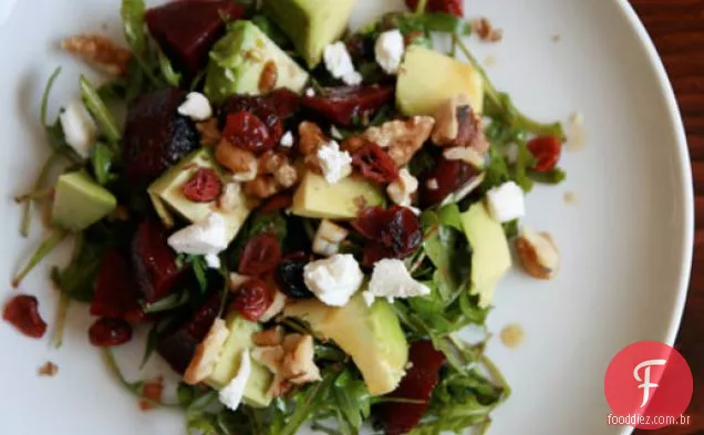 Jantar esta noite: salada de beterraba, abacate e queijo de cabra