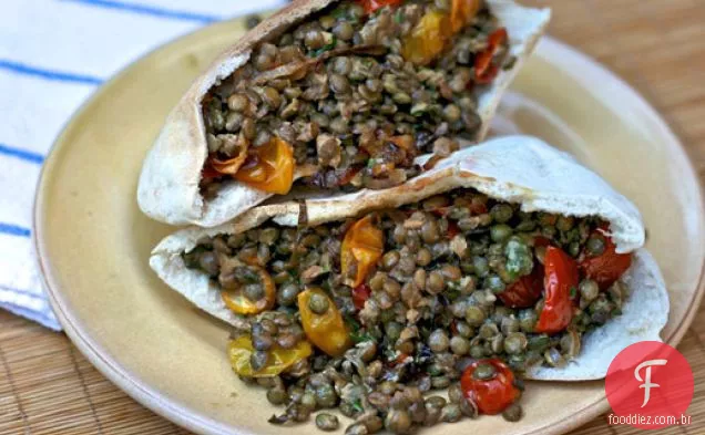 Jantar esta noite: salada de lentilha de tomate assado com chalotas crocantes