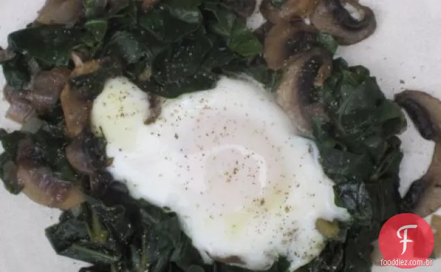 Ovos Em Uma Cesta De Verdes