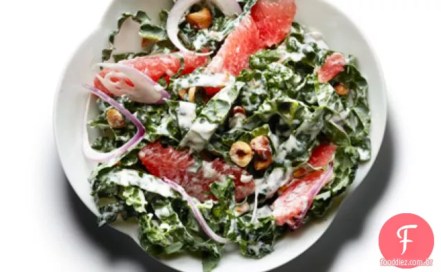Couve crua, toranja e salada de avelã torrada